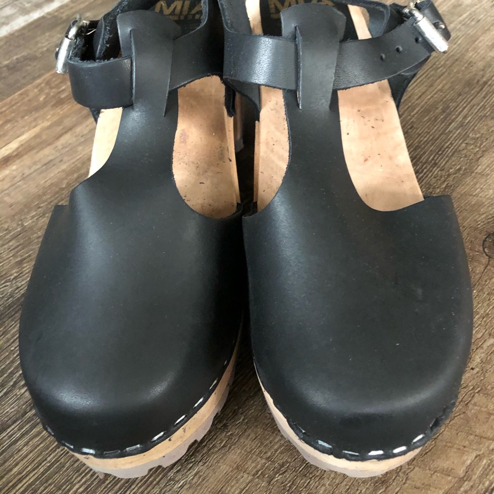 Black wedge Mia sling-back closed-toe wooden clogs